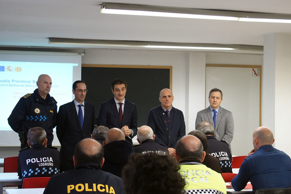 Conferencia impartida a policías locales. / NR