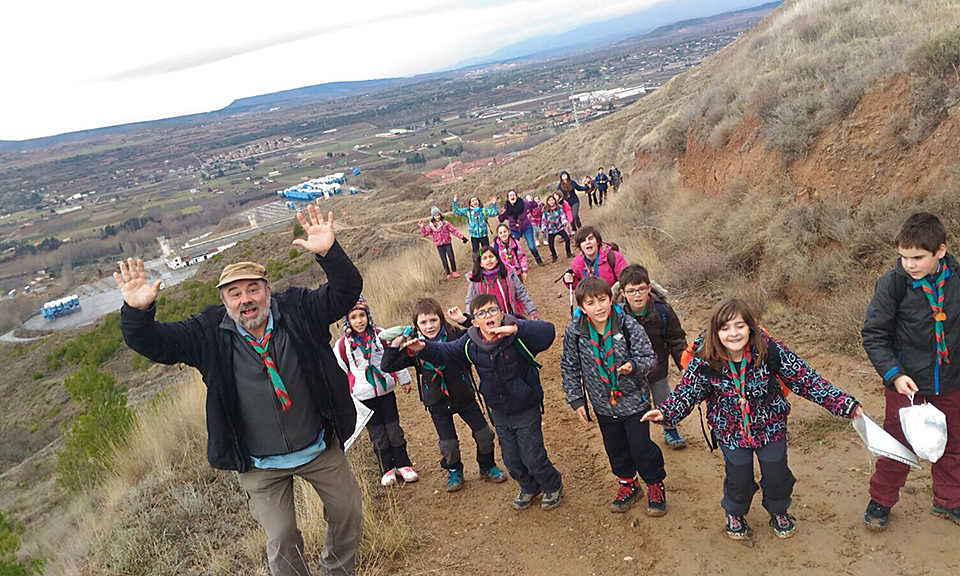 Niños y mayores en una actividad del grupo. /NR