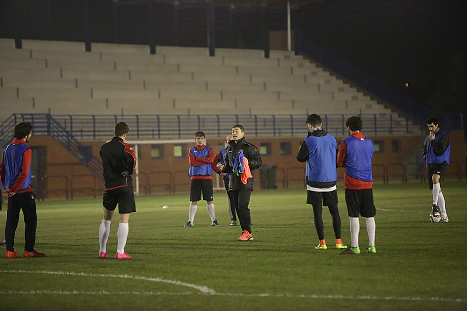 Los jugadores de la SDL reciben instrucciones en un entrenamiento en Pradoviejo. / CLARA LARREA