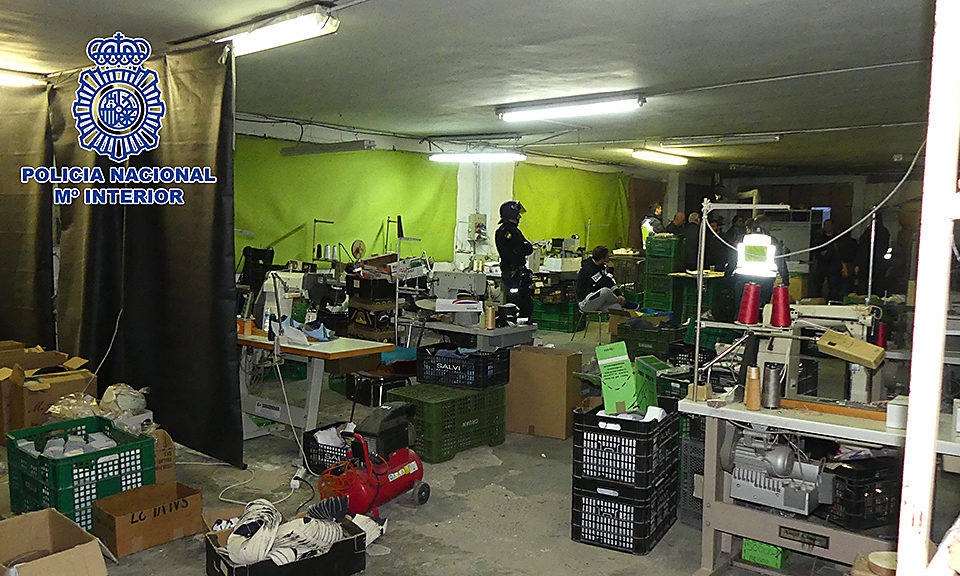 Imagen del interior del taller, que no cumplía la normativa laboral. /POLICÍA NACIONAL