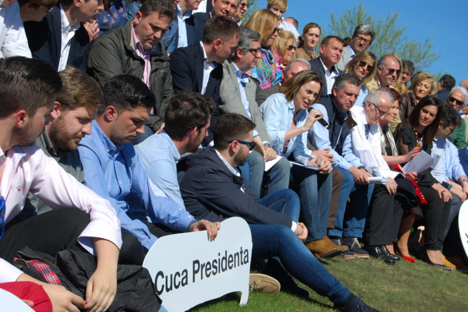 Cuca Gamarra, durante su intervención en Calahorra, rodeado de cargos y militantes que apoyan su candidatura. /NR