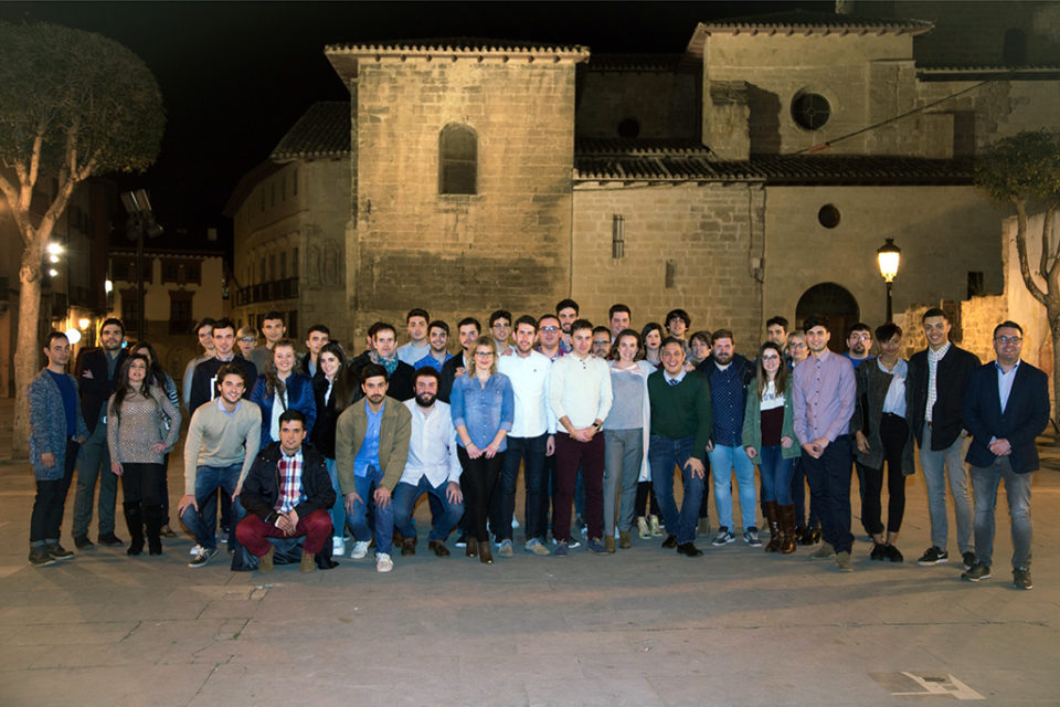 Cuca Gamarra, en un encuentro celebrado con jóvenes y cargos del partido. / NR