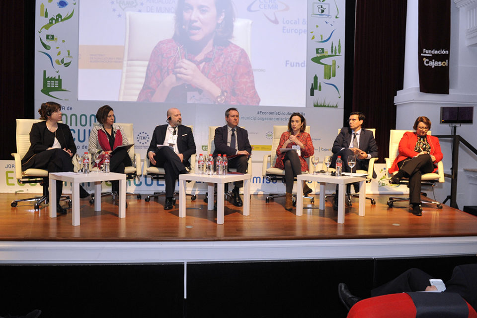 Intervención de Cuca Gamarra en la jornada celebrada en Sevilla. / NR