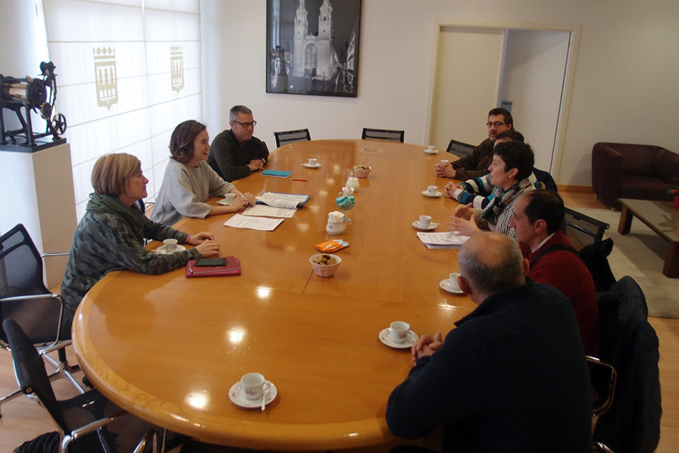 La alcaldesa de Logroño mantiene una reunión con representantes de Ardacea. / NR