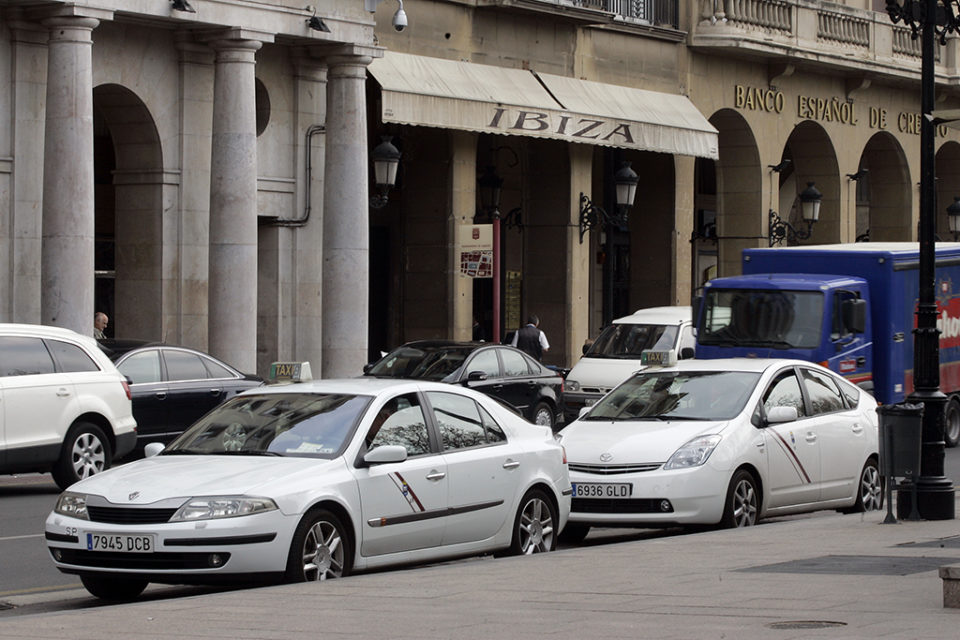 Taxis a la espera en la céntrica parada de El Espolón. / INGRID
