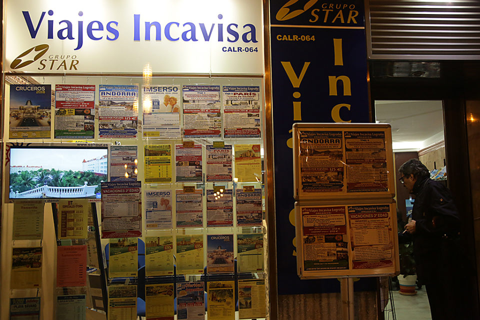 Un hombre consulta las ofertas de viajes. / Clara Larrea