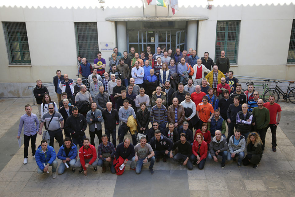 Policías locales protestan frente a la Comisaría de Logroño. / Clara Larrea