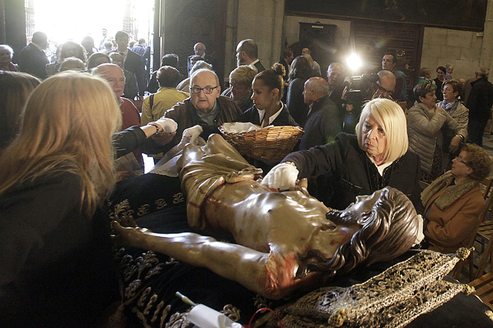 Miembros de la Cofradía proceden a la limpieza de la imagen. / INGRID