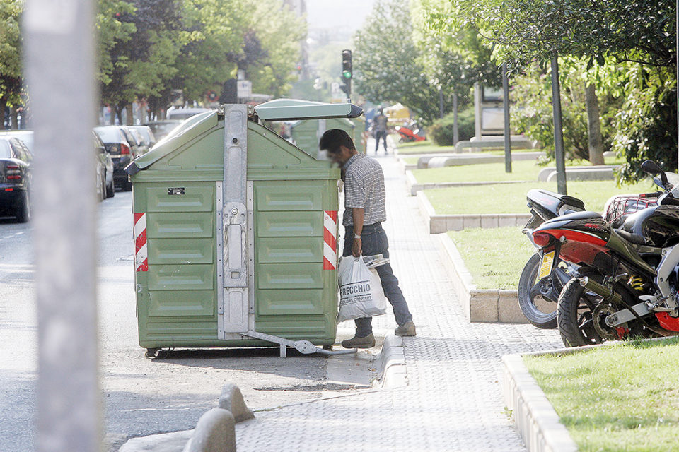 Un ciudadano revisa la basura de un contenedor, en una imagen de archivo. / Óscar Solorzano