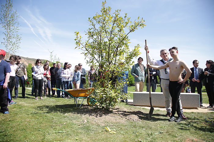 El bailarín Eros Recio apadrina un árbol en el Bosque de la Danza