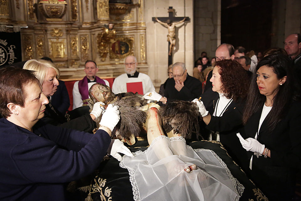 Limpieza del Santo Cristo del Sepulcro. / Clara Larrea