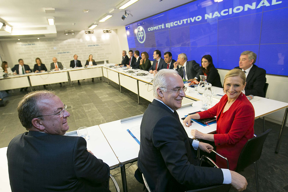 José Ignacio Ceniceros, junto a Cristina Cifuentes, durante la reunión del Comité Ejecutivo Nacional del PP. / NR