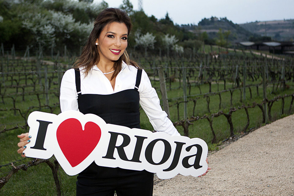 La actriz tejana ejerció ayer de Premio Prestigio Rioja y pisó la tierra donde se elabora su vino favorito. / FERNANDO DÍAZ (EFE)