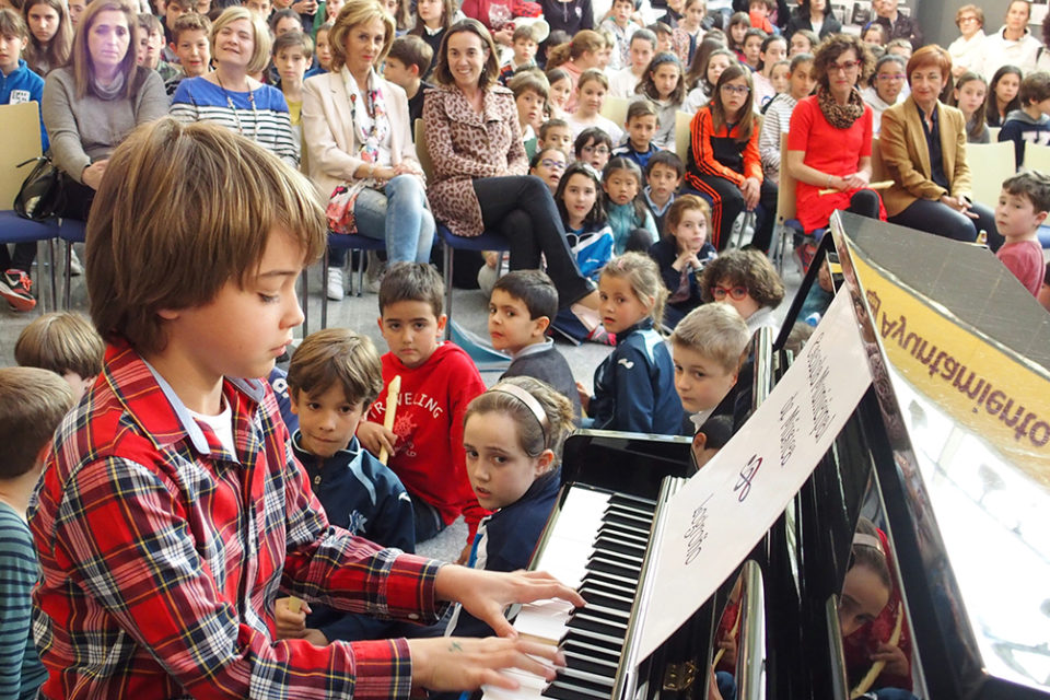 Un niño ofrece una audición de piano, con la alcaldesa como espectadora. / NR