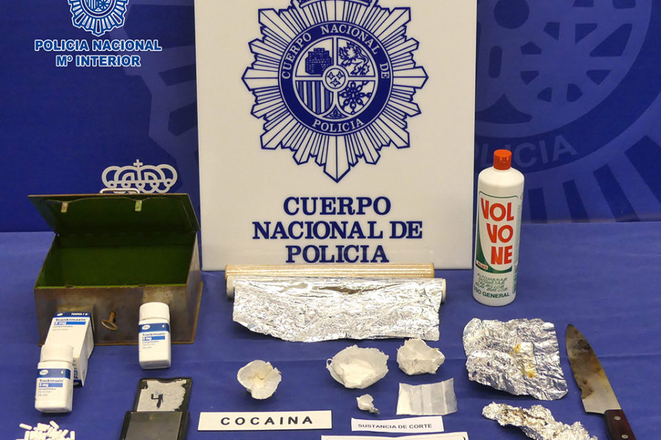 Droga y útiles intervenidos por la Policía Nacional. / NR