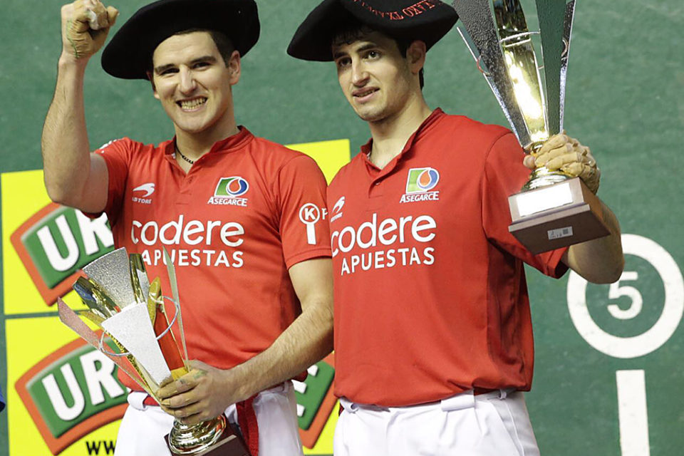 Arteaga y Erasun, con la txapela de campeones. /ASEGARCE.COM