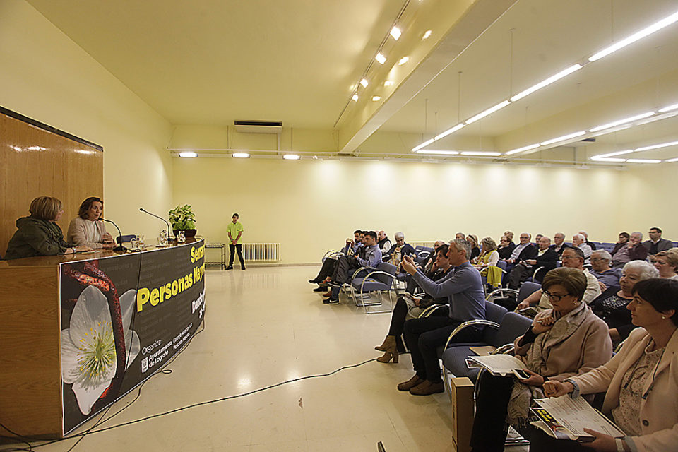 La alcaldesa y la concejala Paloma Corres, durante su intervención ayer en el Ayuntamiento en la segunda edición de la ‘Semana de las Personas Mayores’. /INGRID