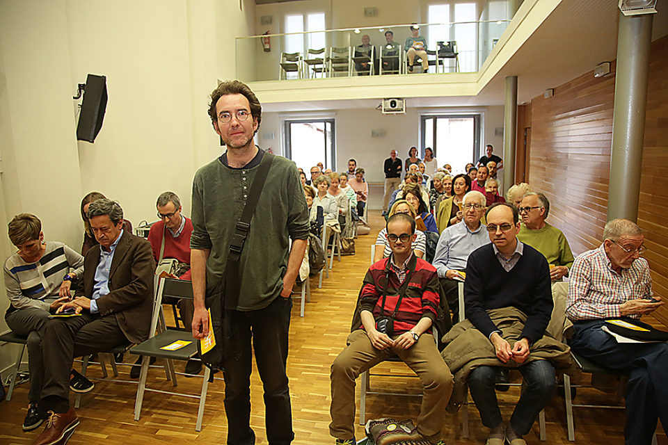 Mariano Peyrou leyó poemas en la Casa de los Periodistas. /CLARA LARREA
