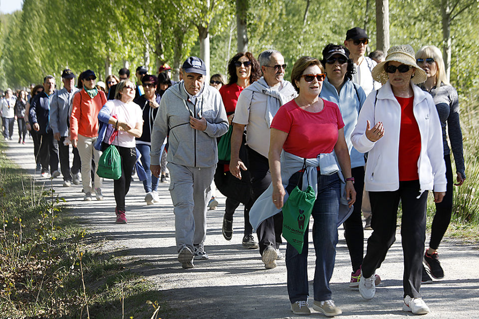 Participantes en uno de los paseos saludables. /NR