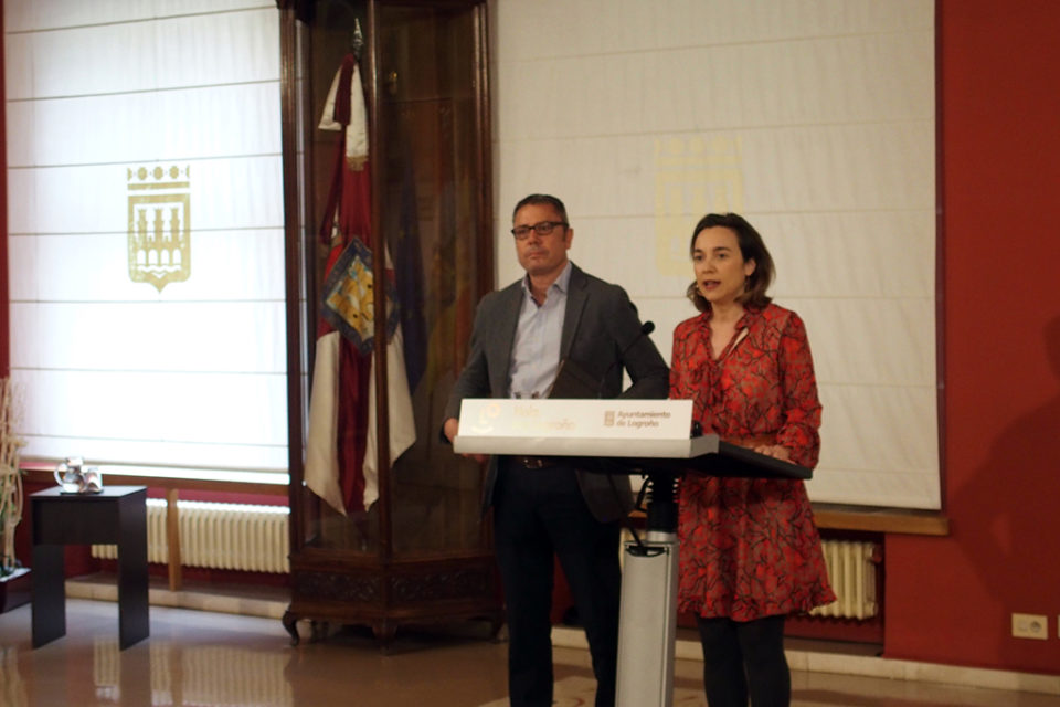 Cuca Gamarra, con Pedro Sáez Rojo, en rueda de prensa. / NR