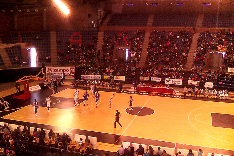 El Palacio registró una buena entrada (1.800 espectadores) pero la alegría se la llevaron los aficionados oscenses. /NR