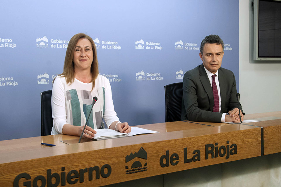 Conrado Escobar, a la derecha de la imagen, junto a Begoña Martínez. / NR