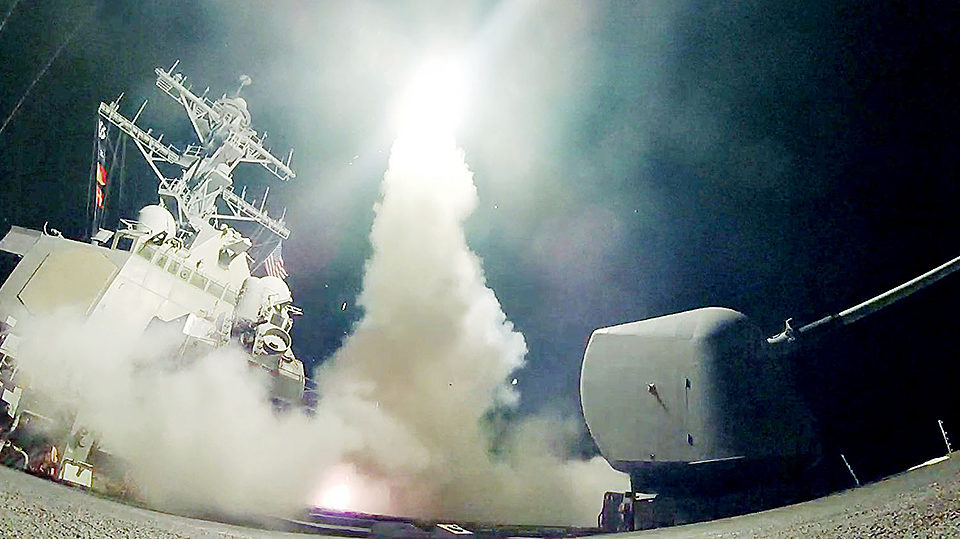 Imagen del lanzamiento de uno de los 59 misiles Tomahawk desde un portaviones norteamericano. / REUTERS