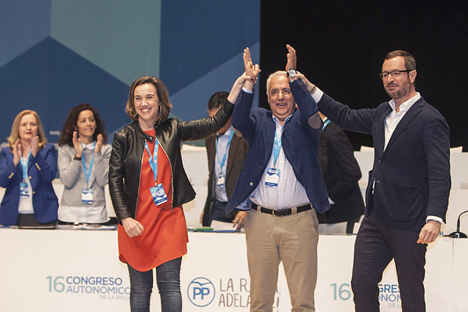 Ceniceros, ya proclamado como nuevo presidente del PP, flanqueado por Cuca Gamarra y Javier Maroto. /FERNANDO DÍAZ (PP)
