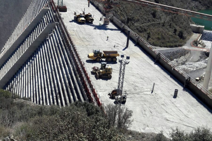 Fallece un trabajador tras caer de la pared de la presa de Enciso