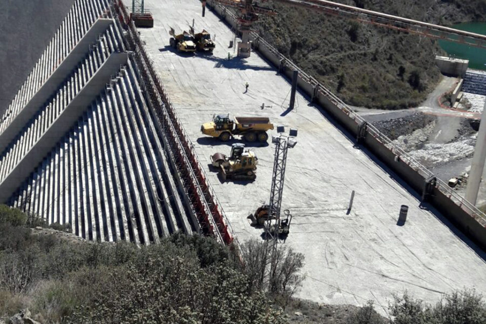 Los operarios trabajan en la presa de Enciso. tras retomarse las obras. / NR