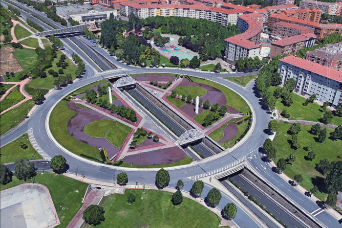 Un hombre resulta herido al salirse de la vía en la rotonda de Chile de Logroño