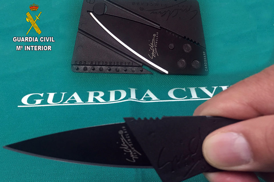 Tarjeta de crédito que se convierte en navaja. / Guardia Civil