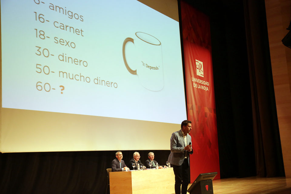 La Universidad llevó a cabo este miércoles un acto de reconocimiento a distintos sectores de la sociedad riojana por su apoyo. / CLARA LARREA