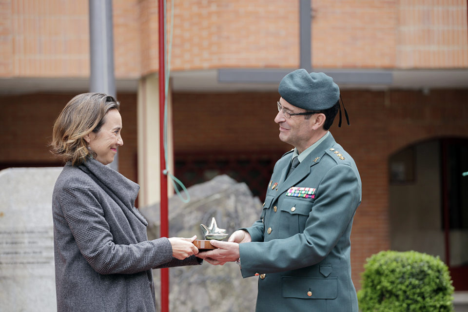 La alcaldesa de Logroño entrega la 'Estrella de Europa' al coronel jefe de la UAR. /INGRID