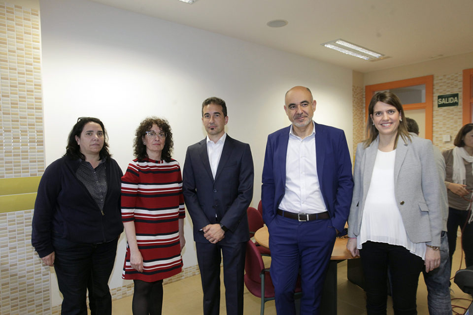 El equipo directivo del centro y una representante de la asociaciones de padres. / Ingrid