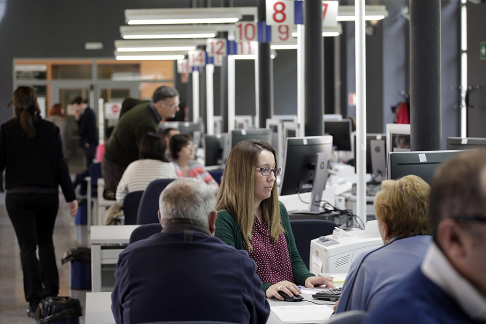 Una funcionaria tramita la declaración de unos contribuyentes. / Ingrid