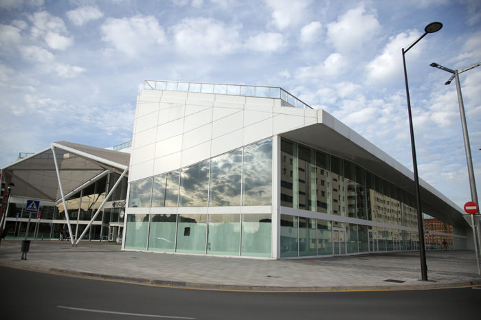 La estación del tren contará con una tienda de muebles de oficina