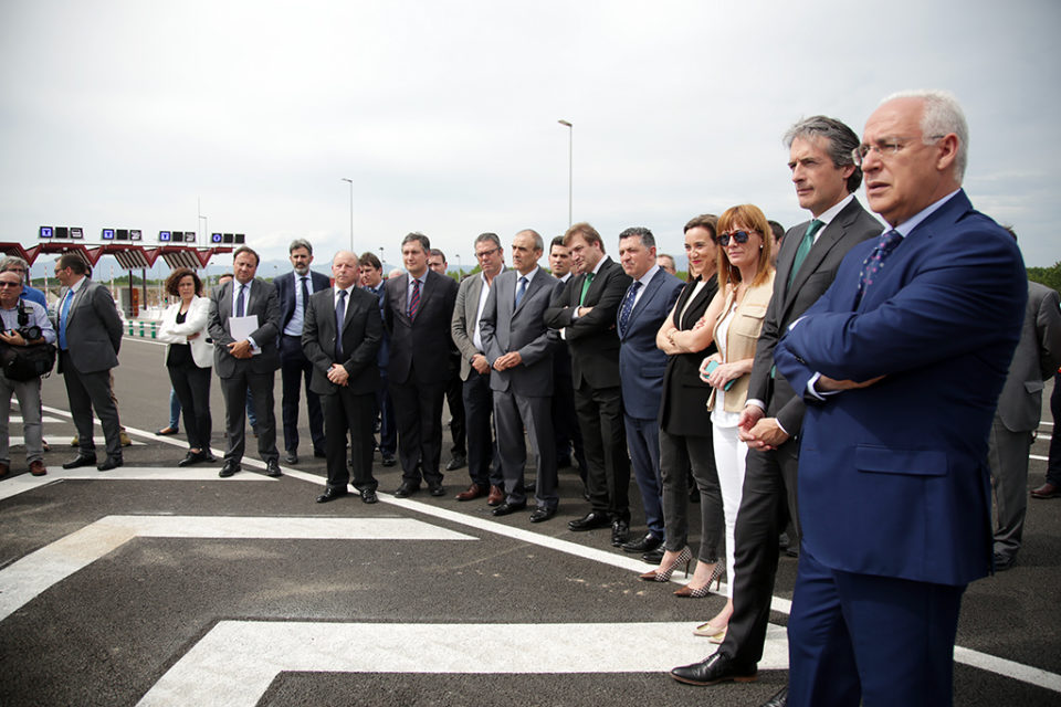 El ministro de Fomento y autoridades riojanas atienden las explicaciones en la apertura al tráfico del enlace de Recajo. /CLARA LARREA