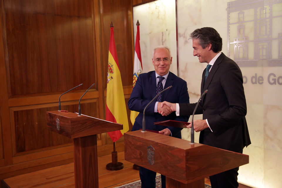 El presidente del Gobierno riojano y el ministro de Fomento, tras firmar el protocolo de compromisos. / Clara Larrea