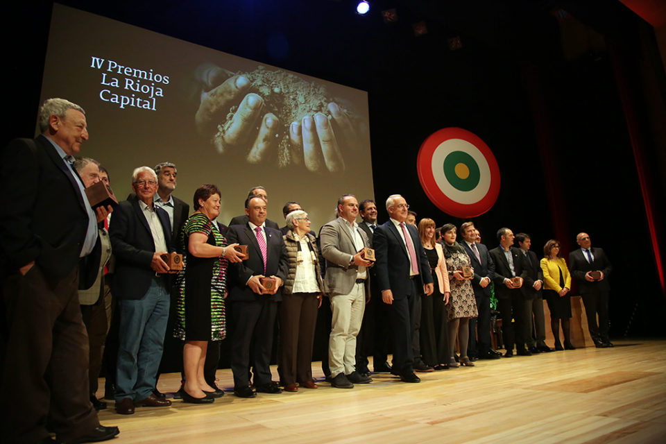Foto de familia con todos los premiados y homenajeados, con autoridades y miembros de la organización de los galardones, durante la gala celebrada anoche en Riojaforum. /CLARA LARREA
