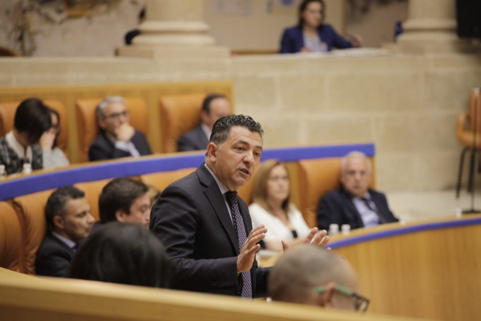 El consejero de Fomento, Carlos Cuevas, expuso los últimos avances en materia de infraestructuras y defendió los acuerdos alcanzados con el Gobierno central. /INGRID