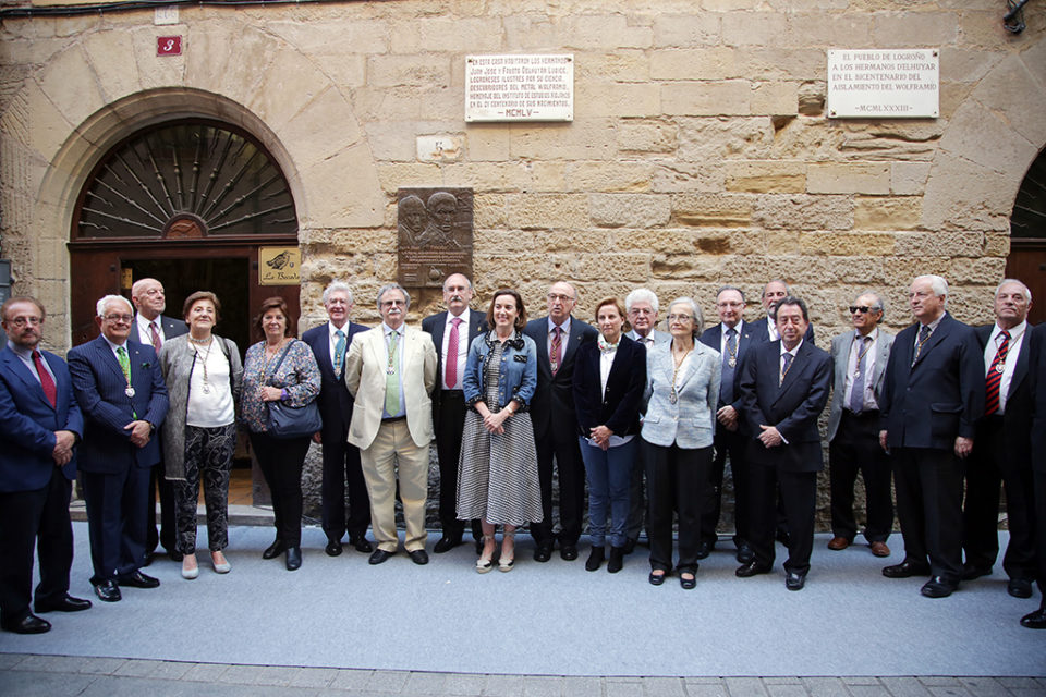 Homenaje en la calle Santiago de Logroño, donde un bajorrelieve atestigua el lugar de nacimiento de Juan José y Fausto Delhúyar. /CLARA LARREA