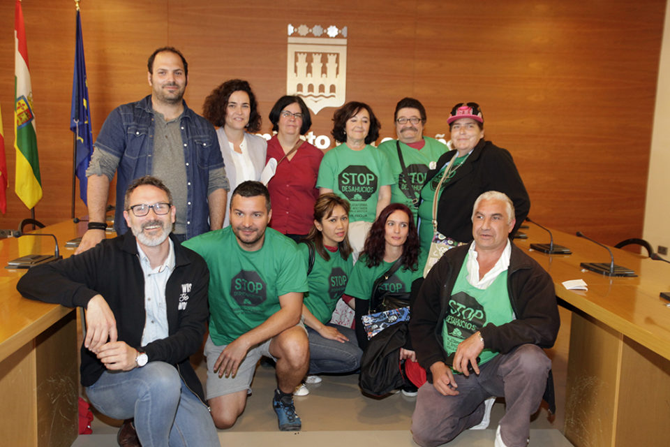 Concejales de la oposición, con representantes de la PAH. / Ingrid