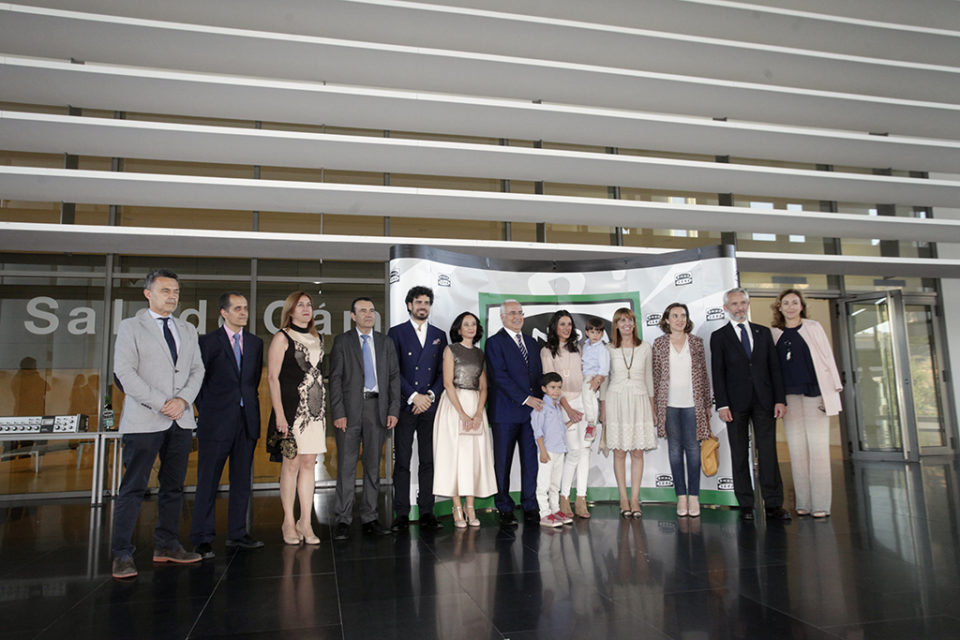 Los premiados, posan con la directora de Onda Cero La Rioja, y autoridades regionales y locales. / Clara Larrea