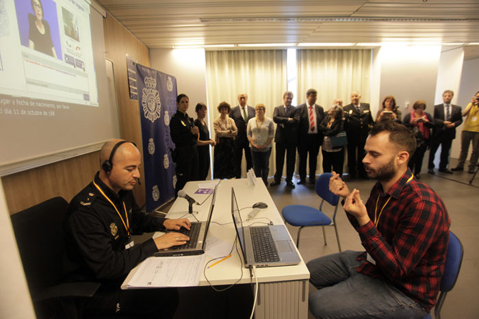 La Policía instala servicios para personas con discapacidad auditiva