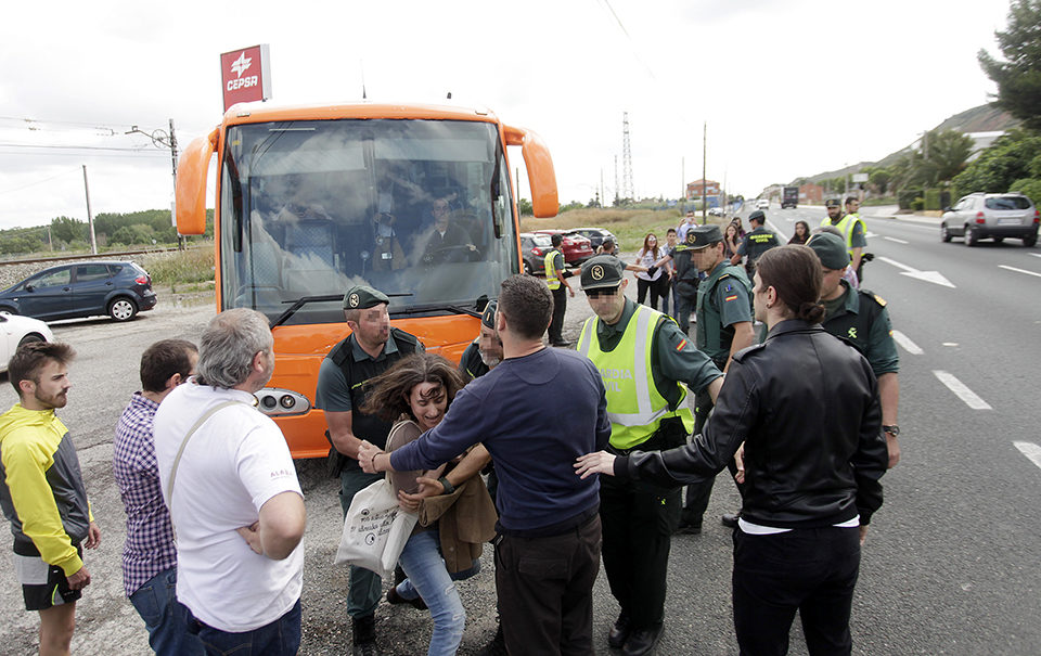 La Guardia Civil forcejea con un grupo de manifestantes que protestaban frente al autobús parado en Recajo. / Ingrid