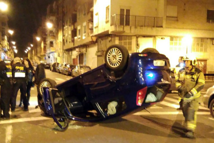 Una joven de 22 años resulta herida al volcar su coche de madrugada en Logroño