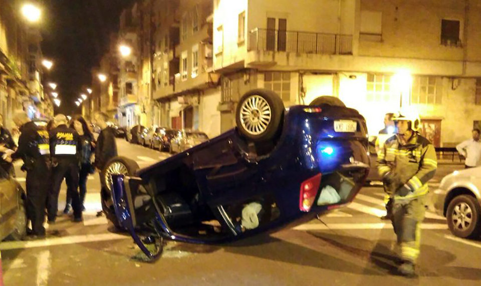 Coche volcado en Santos Ascarza. / @bajominimosbomb