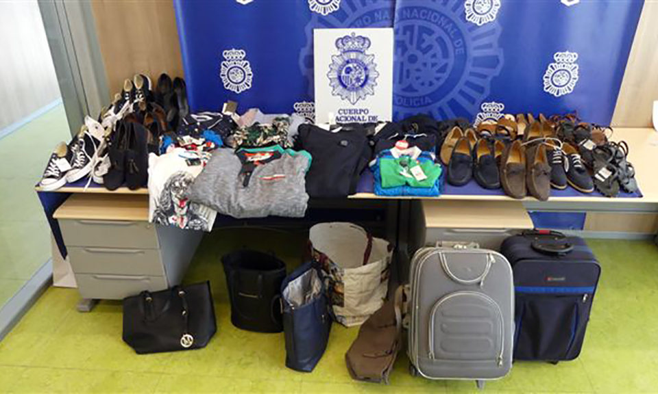 Ropa intervenida por la Policía Nacional. / CNP