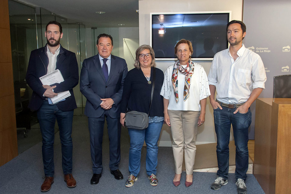 La consejera, el gerente de la ADER y los representantes de las tres empresas riojanas. / NR